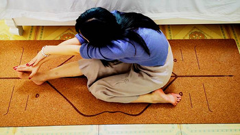 云麦软木瑜伽垫是如何建造家居瑜伽和锻炼的