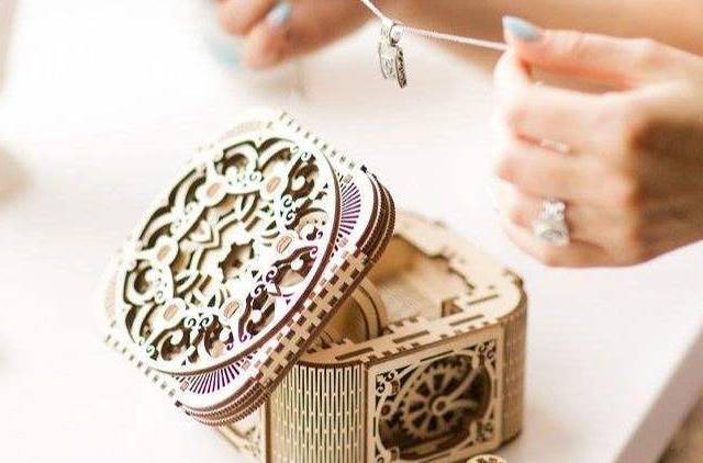 这个情人节送点什么给她，乌克兰UGEARS木质机械传动首饰盒