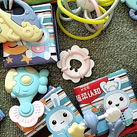 小小生活家的御用装备 篇七：半岁宝宝喜欢的玩具装备，早教机、摇铃、布书