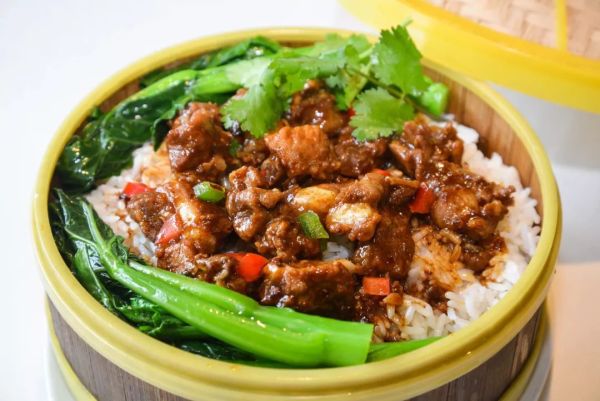 一道香喷喷的蒸笼仔豉汁排骨饭就出炉了.