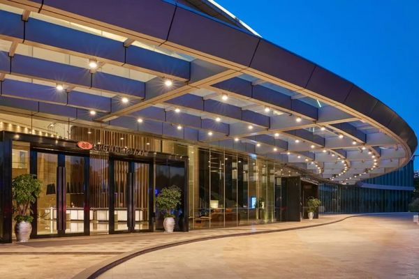 惠州皇冠假日酒店来自国际ihg旗下品牌酒店,拥有舒适高雅的环境,周边
