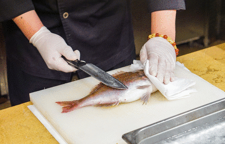明星款谷饲牛排、海鲜刺身甜品畅吃，4人同行送整只活鲷鱼！上海豫园万丽酒店半自助晚餐（周五-周日自助晚餐）