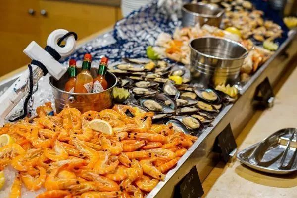 明星款谷饲牛排、海鲜刺身甜品畅吃，4人同行送整只活鲷鱼！上海豫园万丽酒店半自助晚餐（周五-周日自助晚餐）