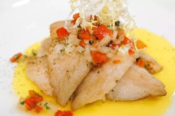 明星款谷饲牛排、海鲜刺身甜品畅吃，4人同行送整只活鲷鱼！上海豫园万丽酒店半自助晚餐（周五-周日自助晚餐）