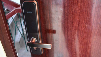 家里旧的防盗门升级智能门锁，斑点猫的智能门锁W500安装篇