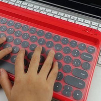 这款蓝牙键盘不仅颜值出众，而且还可以同时连接多台设备使用