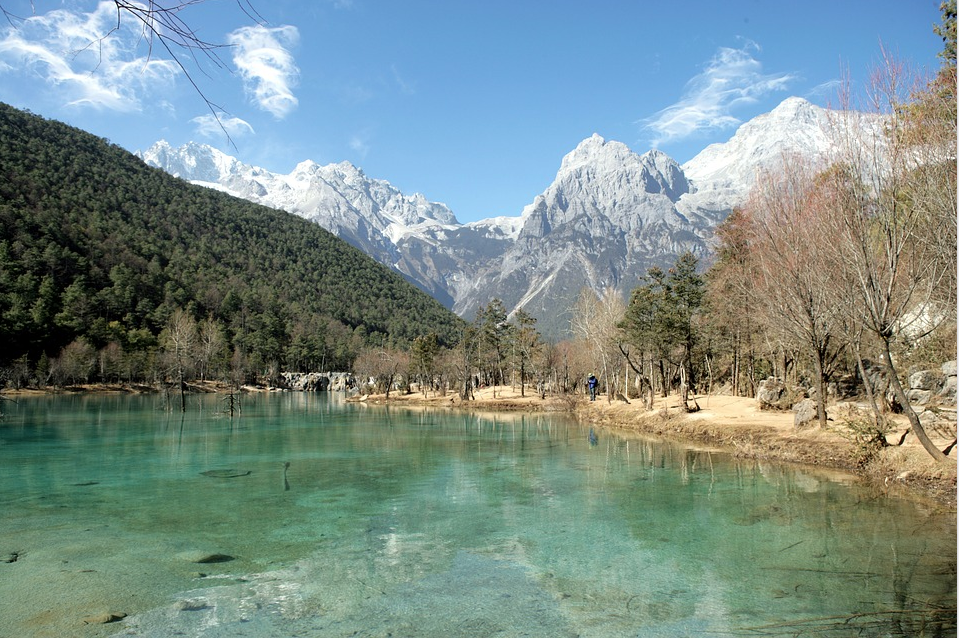 出行提示：云南玉龙雪山发生山体崩塌？官方：位于无人区，不属于旅游区范围