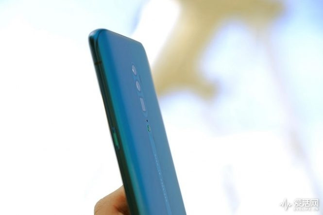 （OPPOReno 10倍变焦版的摄像头则完全没有凸起）