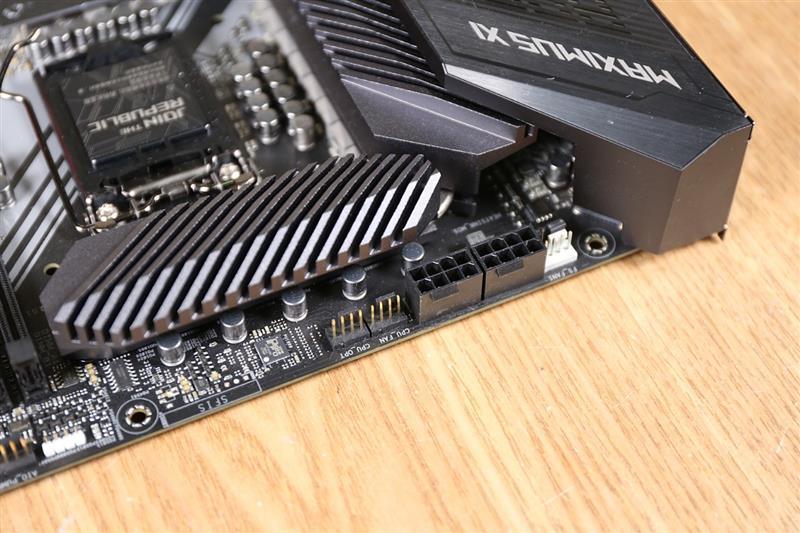 16相供电的超频神器：ASUS 华硕 ROG Maximus XI Apex 主板评测