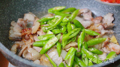 五花肉最下饭的做法,又辣又香,比红烧肉还过瘾!