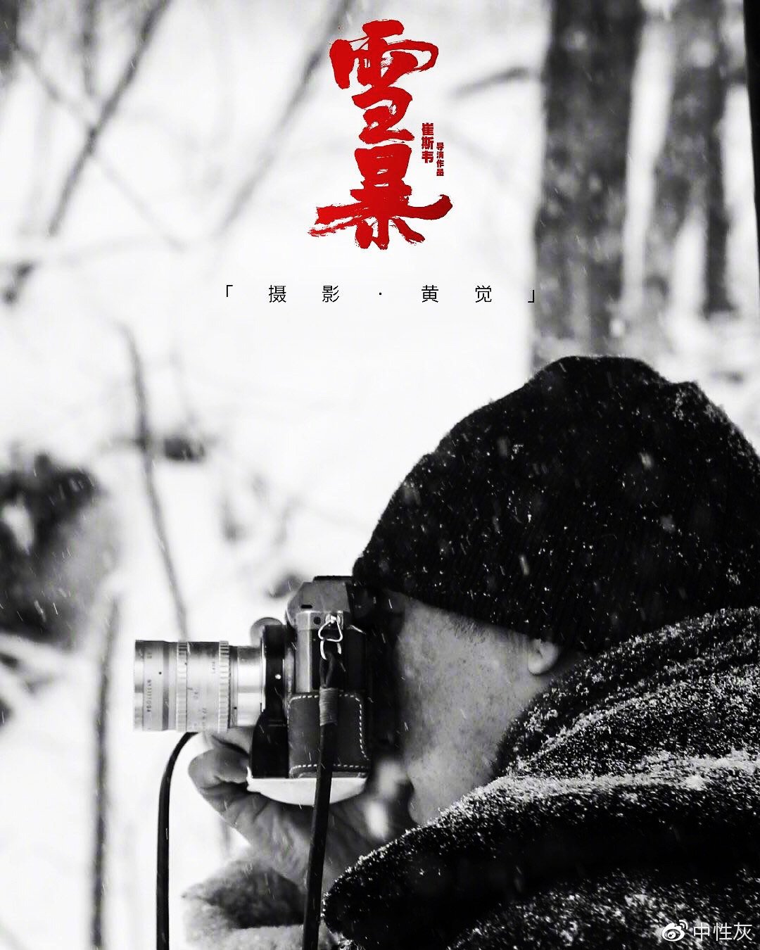 硬核!摄影师切掉了索尼微单取景器,自己造了一台“徕卡”微单