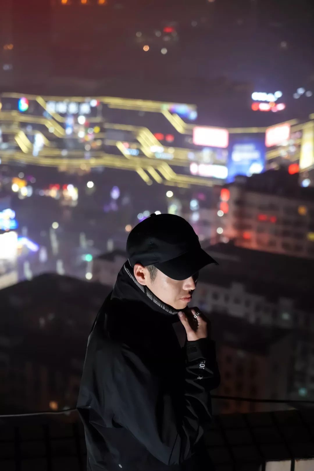 为了不带充电宝上街,我们造了一双充电宝球鞋 | 球鞋大改造