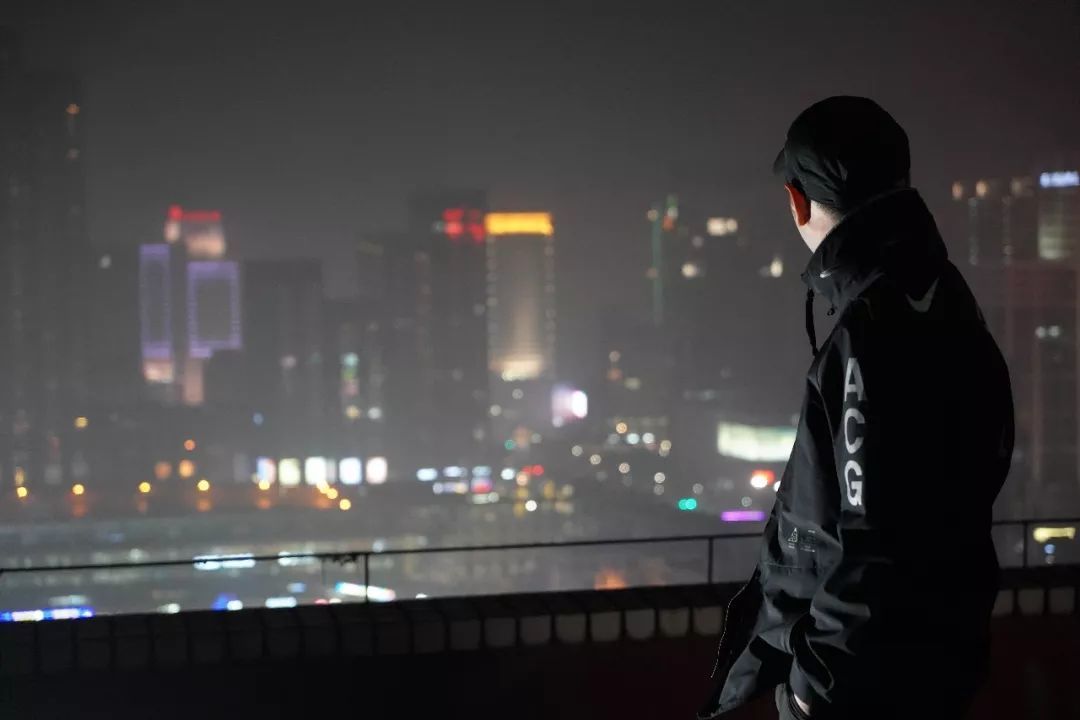 为了不带充电宝上街,我们造了一双充电宝球鞋 | 球鞋大改造