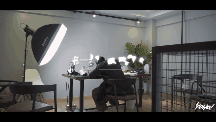 为了不带充电宝上街,我们造了一双充电宝球鞋 | 球鞋大改造
