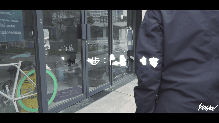 为了不带充电宝上街,我们造了一双充电宝球鞋 | 球鞋大改造