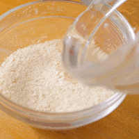 测了10款婴幼儿米粉，6款检出微量镉，英氏超欧盟标准