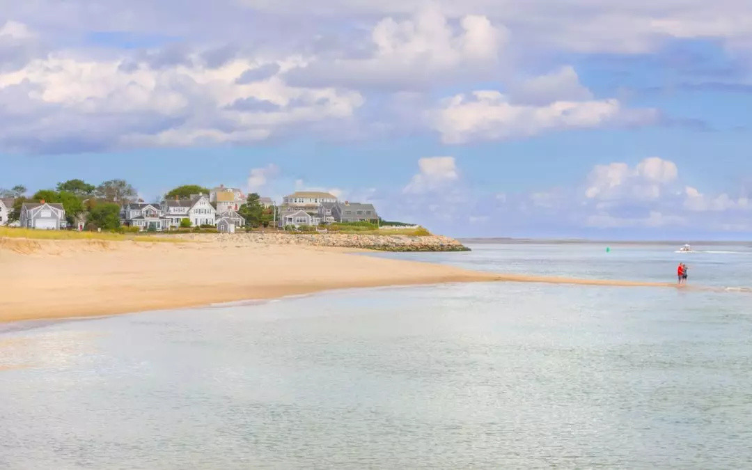 以捕鲸与度假闻名于世,赫尔曼·梅尔维尔的名著《白鲸记》开篇即以