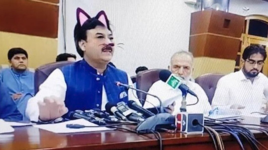 骚机日报：惨！巴基斯坦官方新闻发布会直播忘关“可爱猫咪”滤镜了
