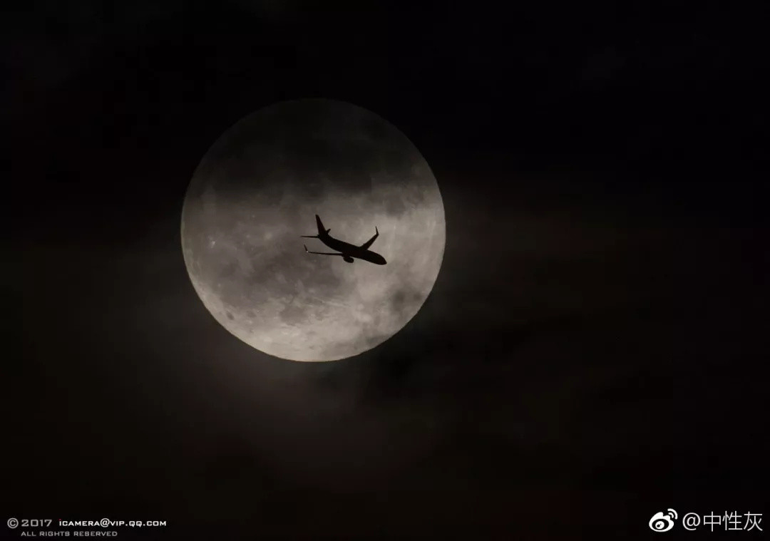 摄影师用十年时间拍到了国际空间站划过月亮