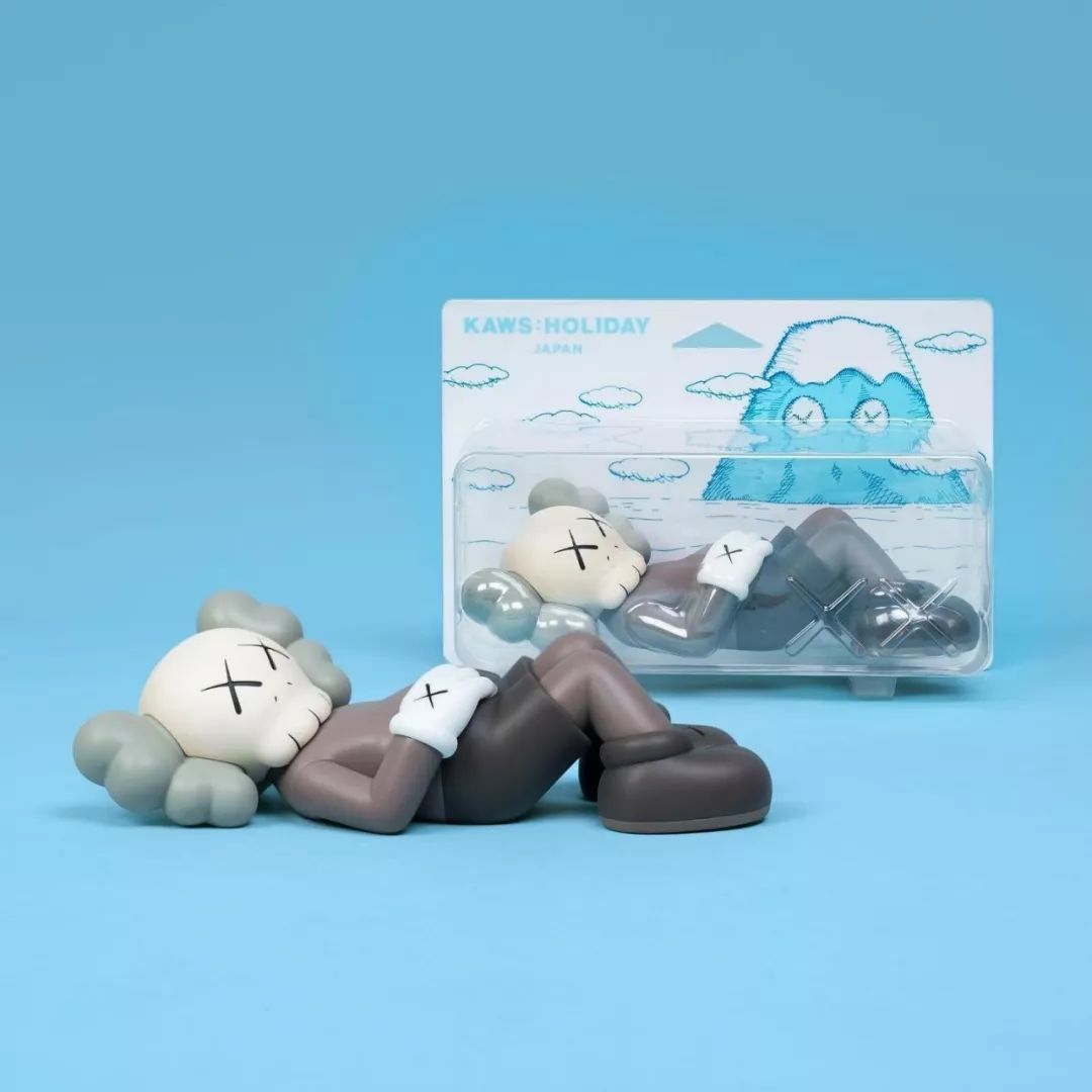 潮闻快食 |「KAWS:HOLIDAY」日本站周边商品发布 ,Tom Sachs 打造全新机能腰包!
