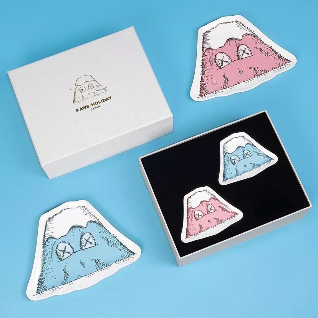 潮闻快食 |「KAWS:HOLIDAY」日本站周边商品发布 ,Tom Sachs 打造全新机能腰包!