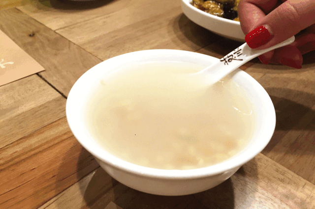 甜醅子看着像醪糟,但不像醪糟等用糯米酿制,而是用燕麦等酿制而成的.