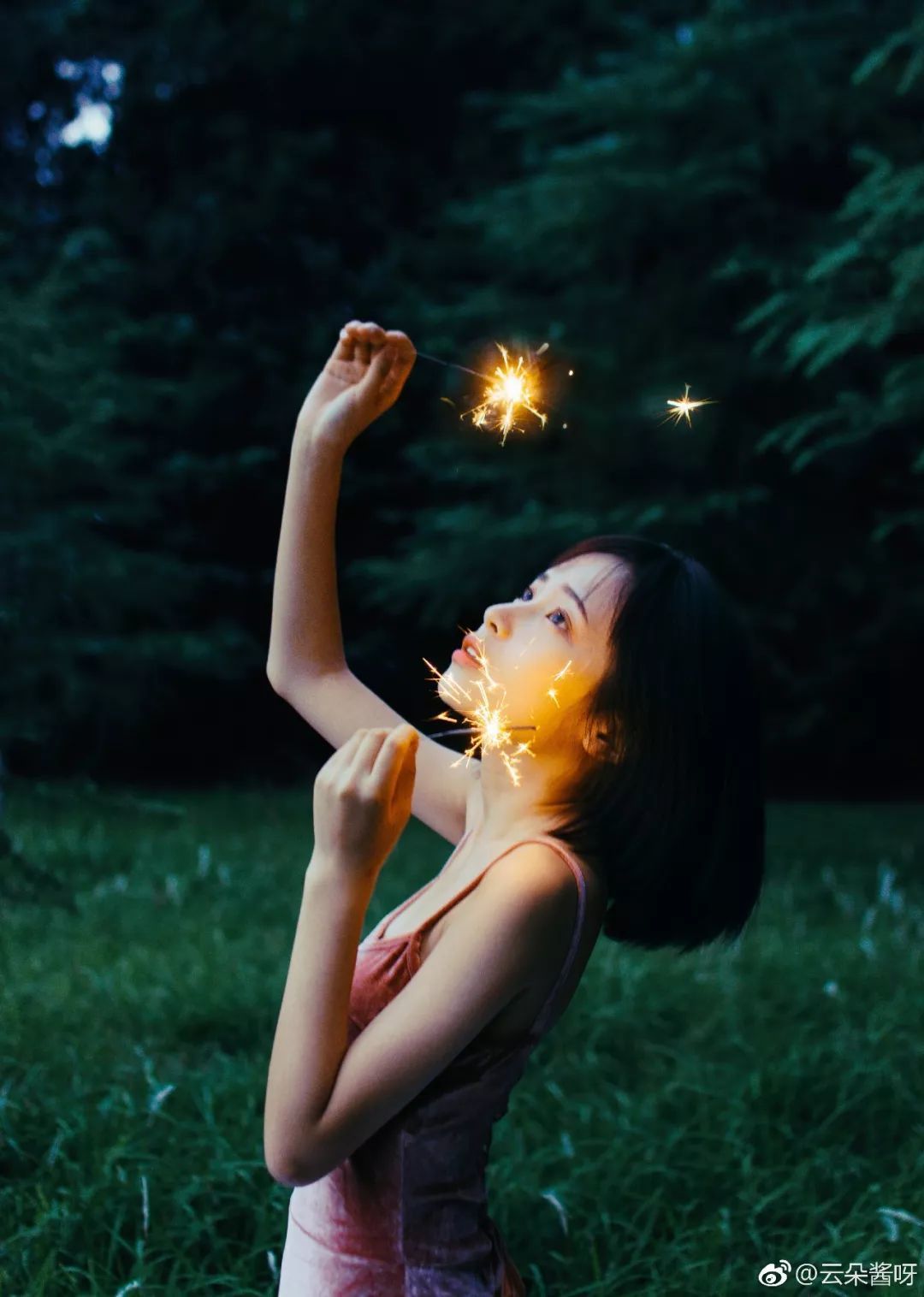 盛夏拍照指南!小树林里这样拍很吸睛~