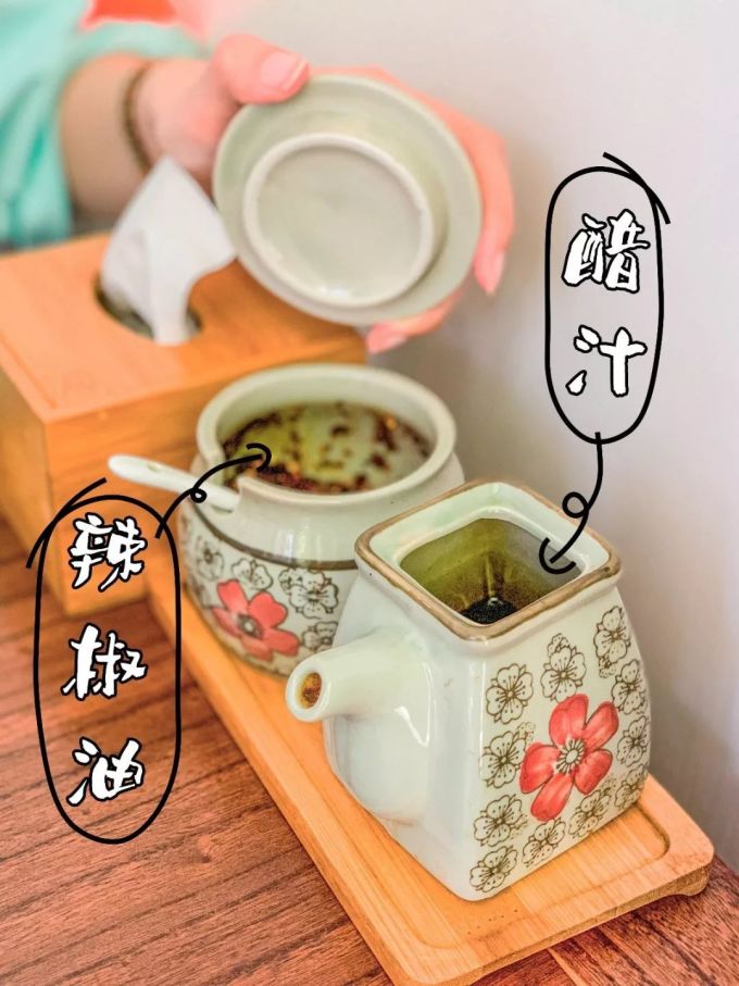 配料.jpg 闻着味道找来的!酒仙桥这家小面馆只有三张桌子却天天爆满?