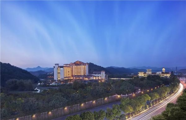 广东龙门富力希尔顿度假酒店 豪华大床房1晚(含2大1小早餐+2大1小岭南温泉门票1份)
