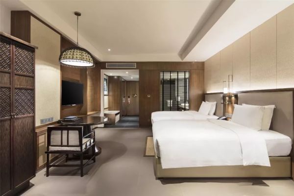 广东龙门富力希尔顿度假酒店 豪华大床房1晚(含2大1小早餐+2大1小岭南温泉门票1份)