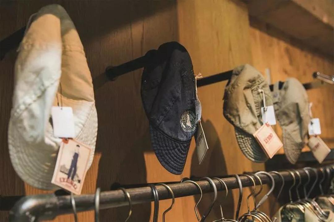 资讯速递:VAINL ARCHIVE x Vans 联乘鞋款、Dr. Martens限量联名鞋款及Carhartt联名即将上架