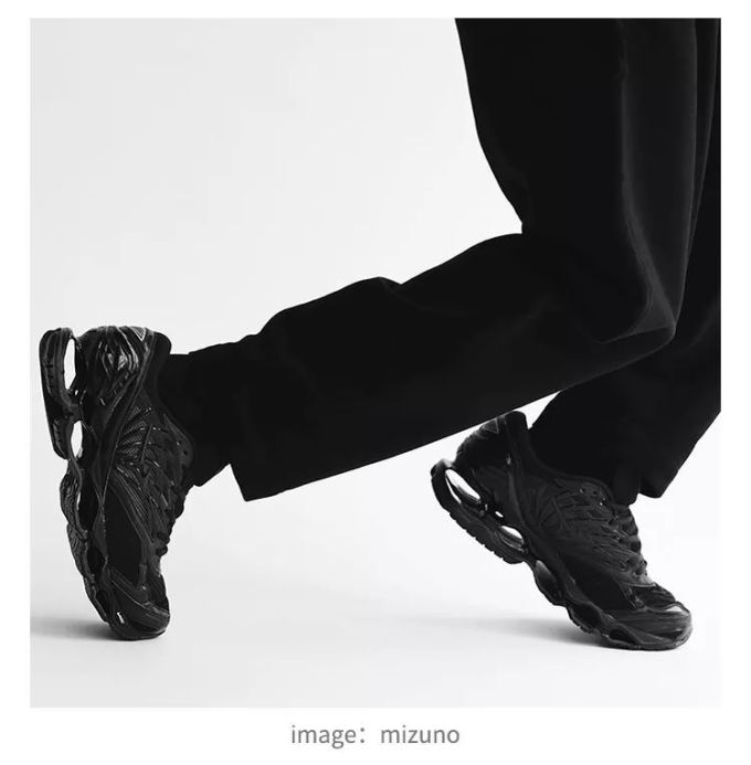 《都市「黑」科技户外Sneaker指南》