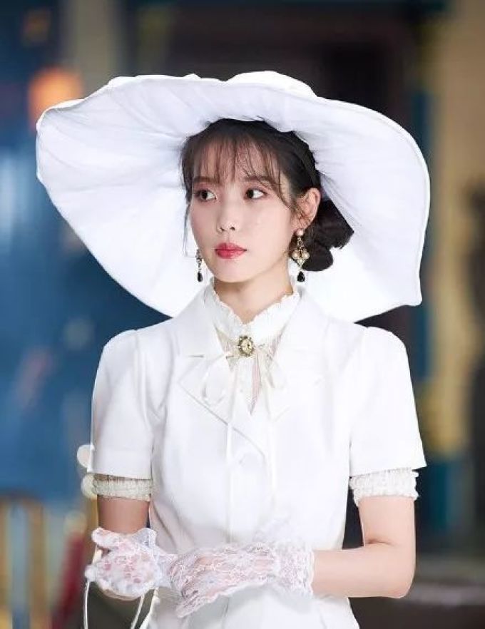IU新剧美绝了!复古风穿搭风向标,照着穿复古又时尚!