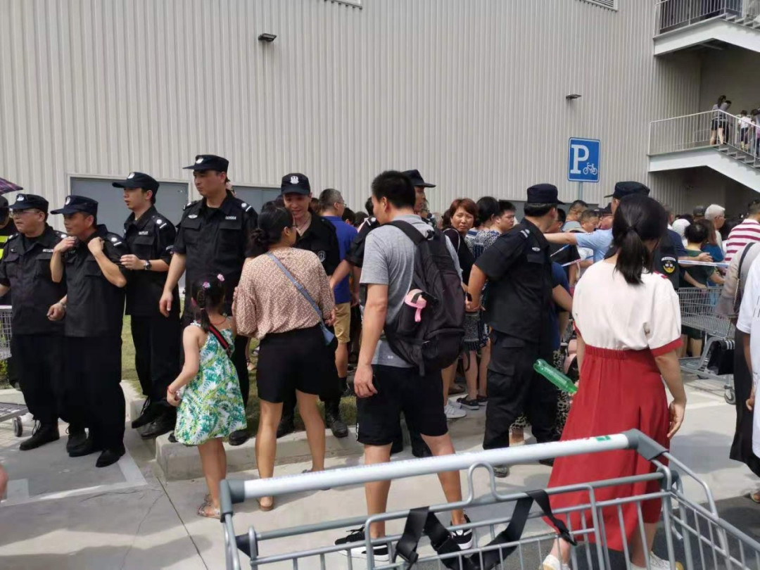 Costco开业第一天把警察都招来了 !小编现场探店,挤瘦5斤都没能进去!