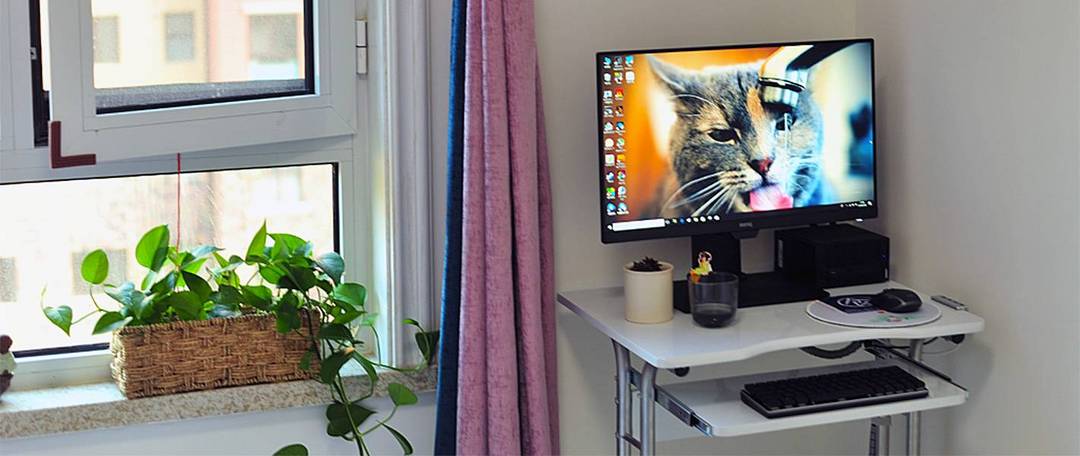 疫情期升级桌面3.0，桌子、显示器、鼠键、台灯都有更新，宅家办公娱乐两开花