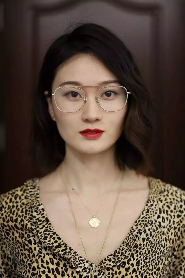 戴眼镜的时候怎么打扮更加分?超详细的化妆+选款攻略!