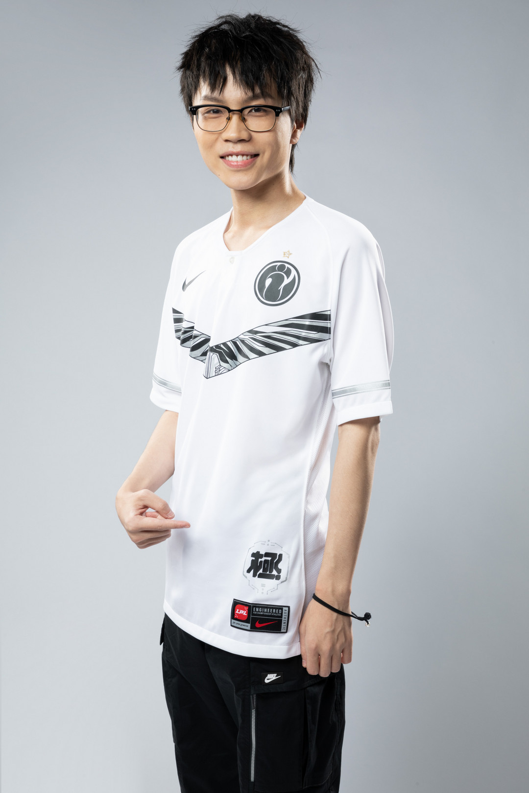 助力LPL出征S9：NIKE 耐克 携手 LPL 发布 战队比赛队服