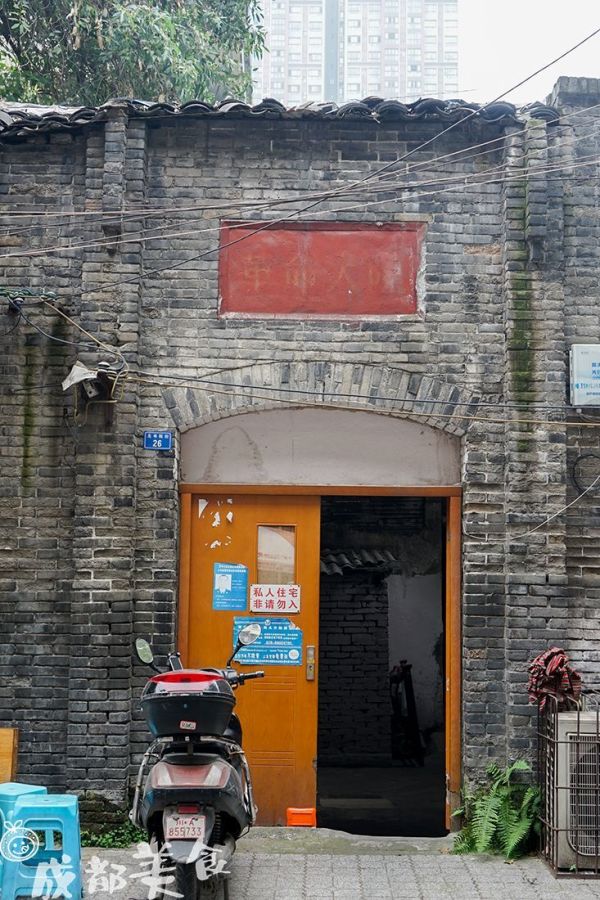 市中心80年代的烂瓦房一条街,只要5元吃1天。