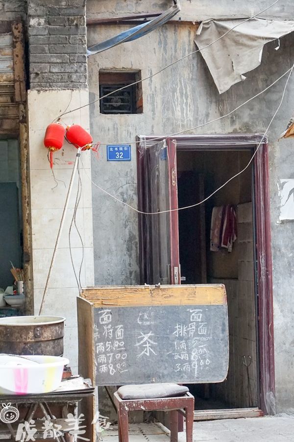 市中心80年代的烂瓦房一条街,只要5元吃1天。