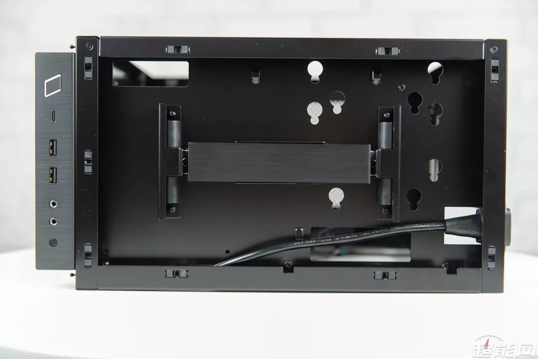 联力小犀牛TU150 ITX机箱评测：手提拉丝铝制小钢炮