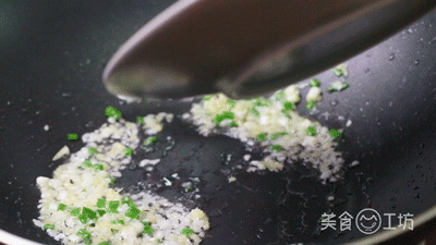 没想到它俩炒一炒,味道不输番茄炒蛋!