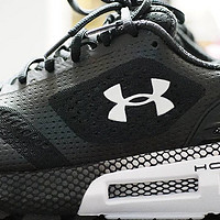 满操场的NB的胜利女神，我决定"穿身盔甲”（under armour) hovr mega 开箱