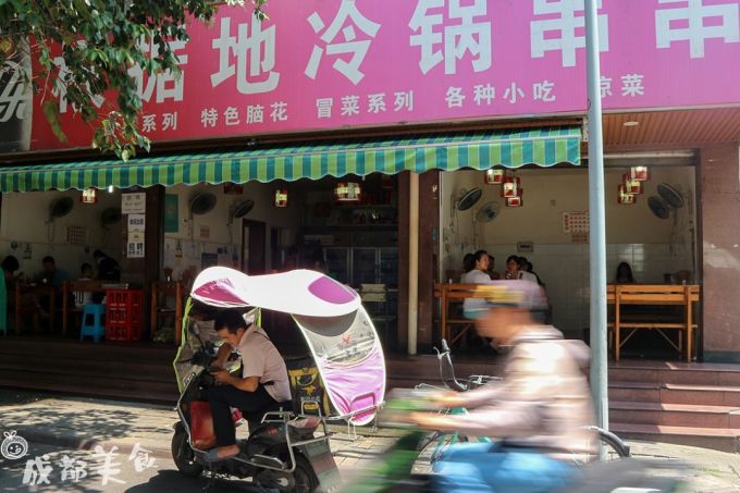 IMG_0703 拷贝.png 美领馆对面的“屌丝街”,拼桌吃的都是外国人!