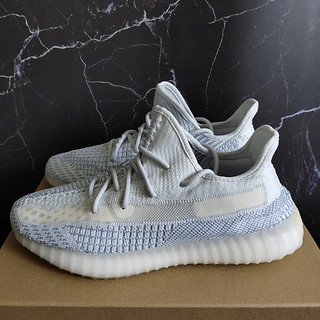 全新拼接鞋面的YEEZY350