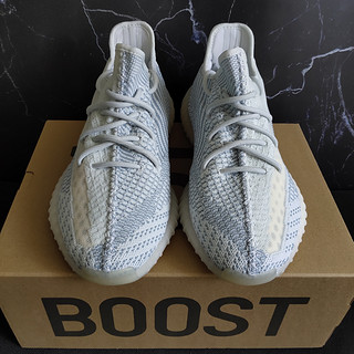 全新拼接鞋面的YEEZY350