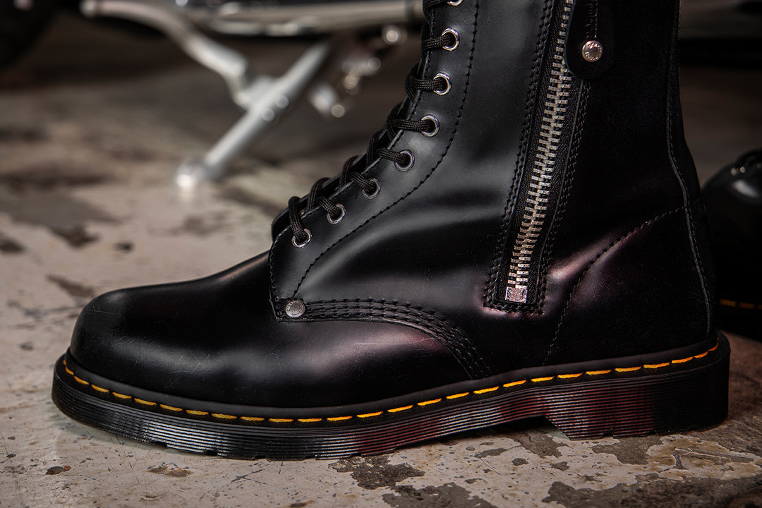 靴子遇上机车夹克？Dr.Martens & Schott NYC 的合作款了解一下