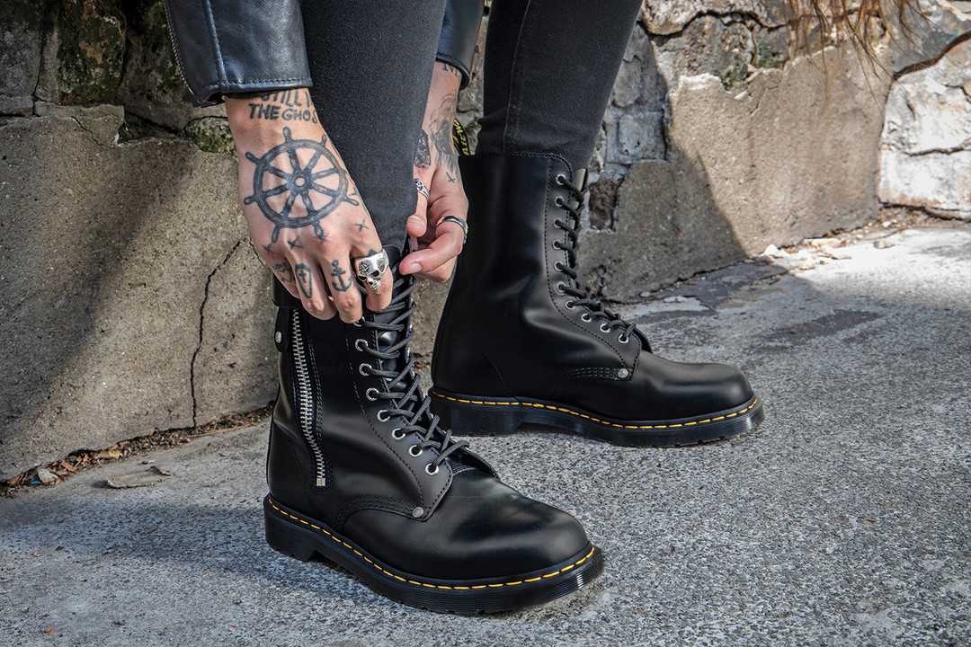 靴子遇上机车夹克？Dr.Martens & Schott NYC 的合作款了解一下