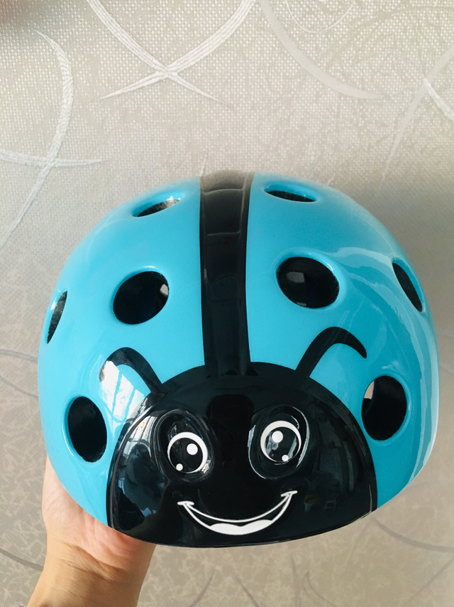 “机车女孩”造型必备：捷安特骑行头盔