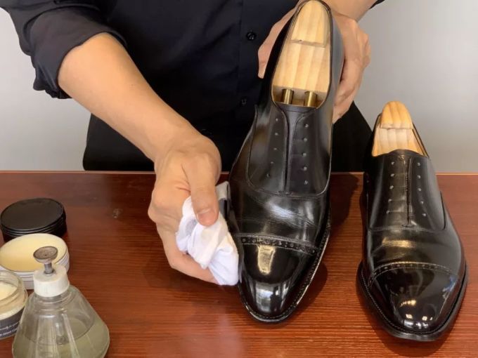 抹油打蜡直接上手:Nick的硬核鞋履护理 | 周末不谈衣服