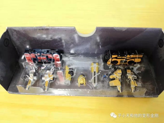 【评玩具】子小天:Movie杨测评《SDCC展会限定SS20甲壳虫大黄蜂&恐龙磁带套装 电影与动画的巧妙结合》